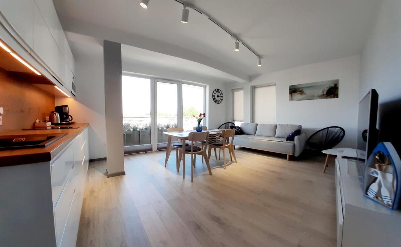 Apartament Kapitanski Mostek 17A Z Widokiem Na Port I Latarnie Morska Oraz Garazem Apartment Kolobrzeg Bagian luar foto